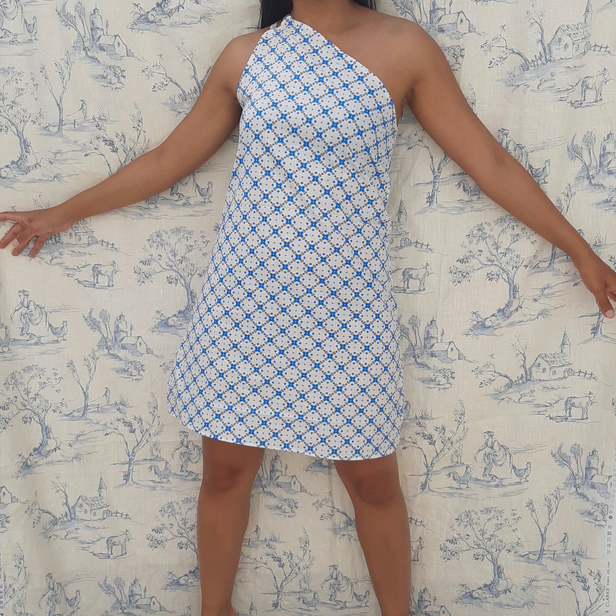 Gustavia - La robe asymétrique à une épaule dénudée